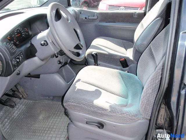 Musta Chrysler Grand Voyager 2000, ohjaamo, kuva 5