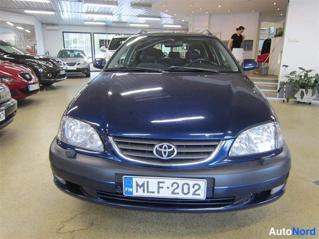 Sininen Toyota Avensis 2002, edestä, kuva 2