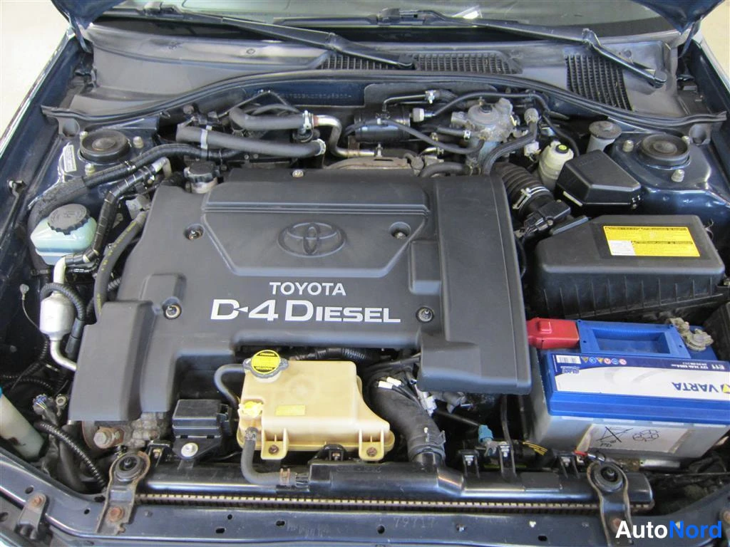 Sininen Toyota Avensis 2002, moottoritila, kuva 12