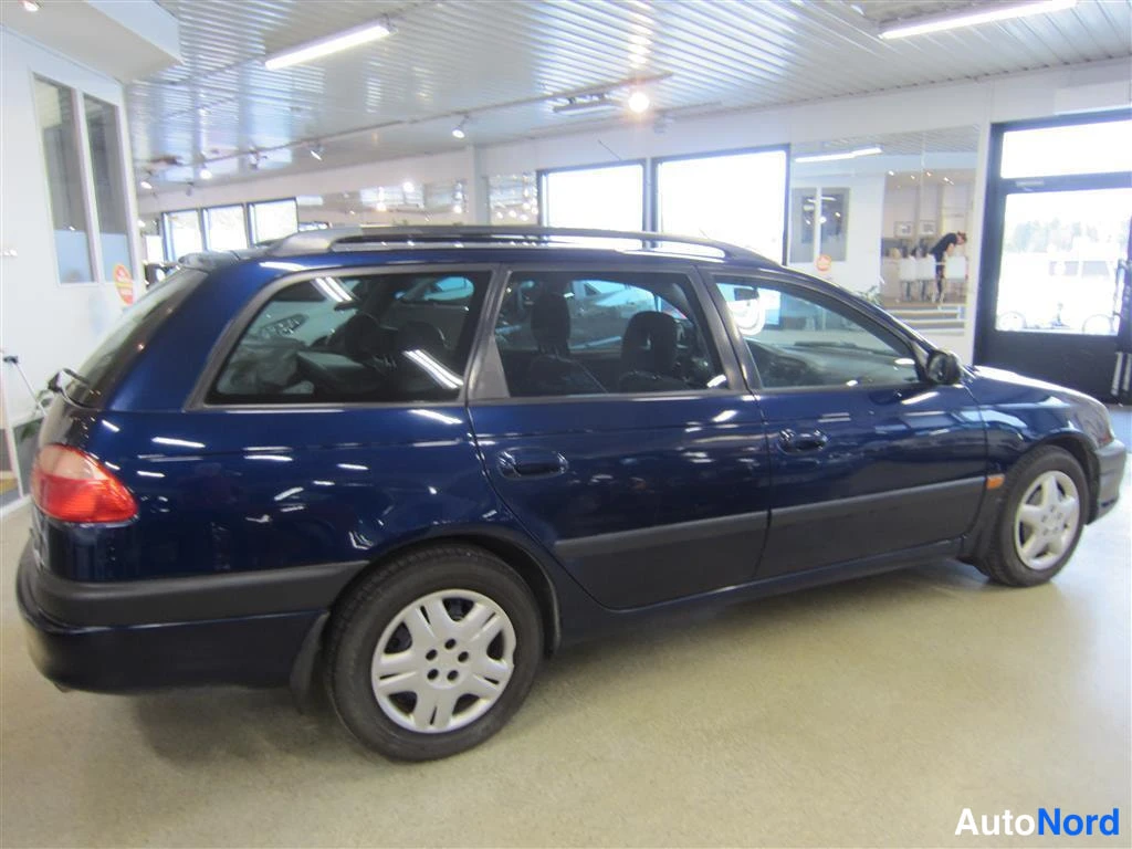 Sininen Toyota Avensis 2002, takaviisto, kuva 4