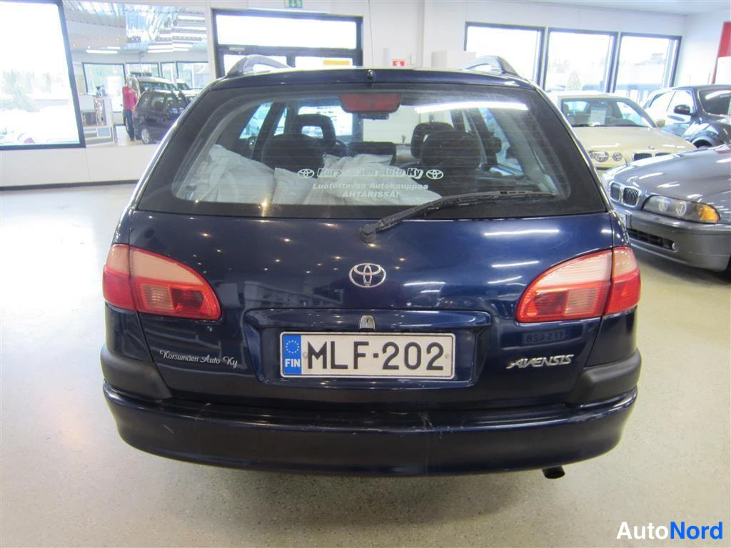 Sininen Toyota Avensis 2002, takaa, kuva 5