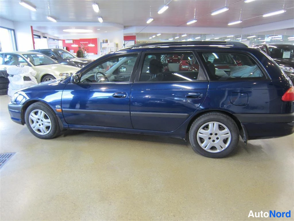Sininen Toyota Avensis 2002, sivulta, kuva 3