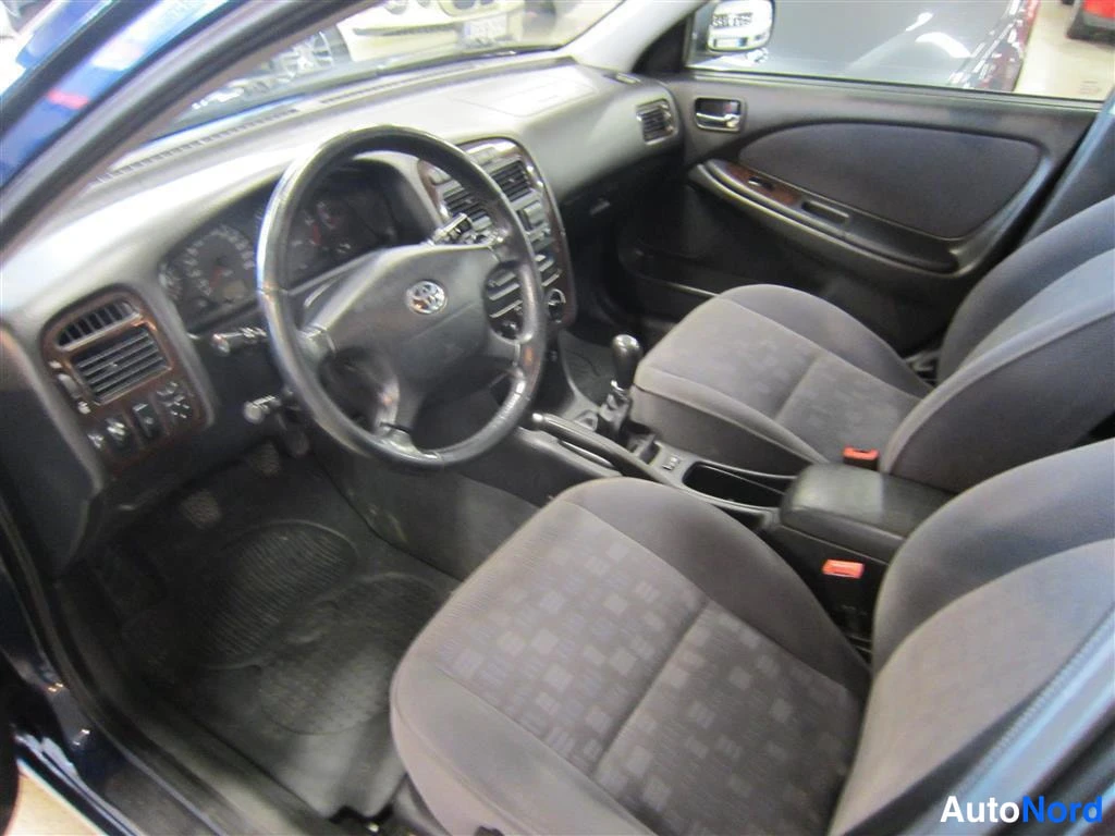 Sininen Toyota Avensis 2002, ohjaamo, kuva 6
