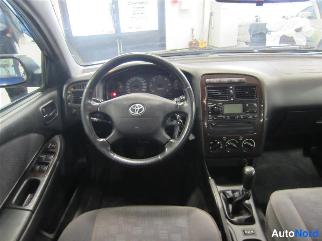 Sininen Toyota Avensis 2002, ohjaamo, kuva 7