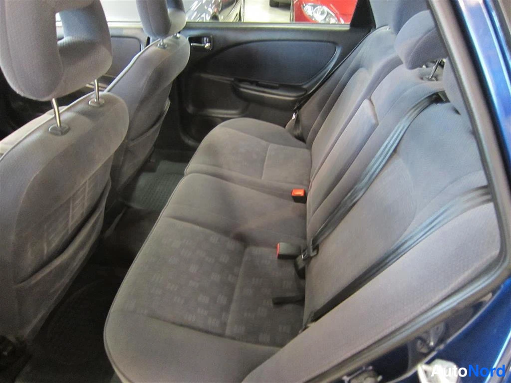 Sininen Toyota Avensis 2002, takaistuimet, kuva 9