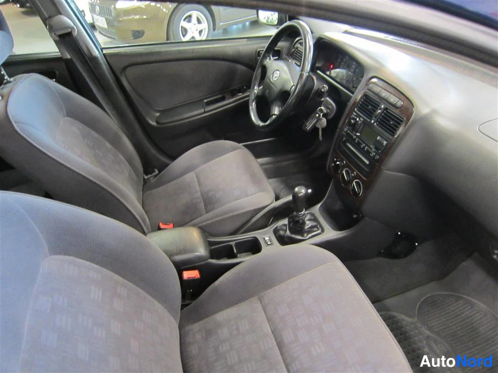 Sininen Toyota Avensis 2002, ohjaamo, kuva 8