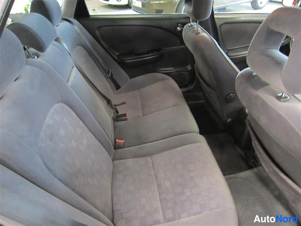Sininen Toyota Avensis 2002, takaistuimet, kuva 10