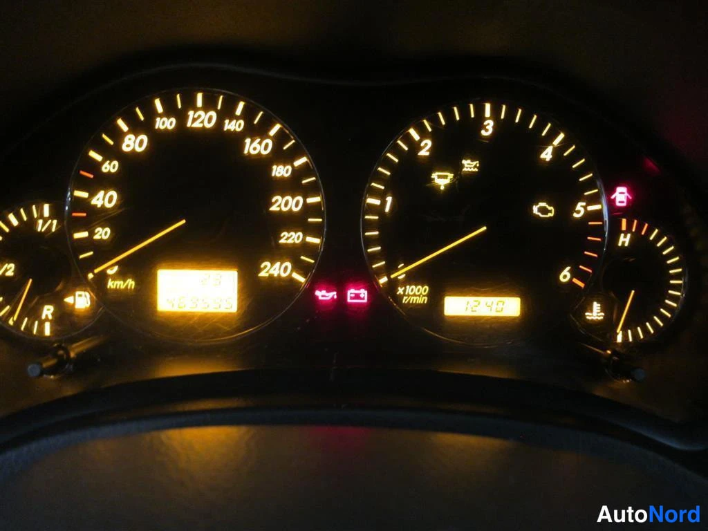 Sininen Toyota Avensis 2005, yksityiskohta, kuva 20
