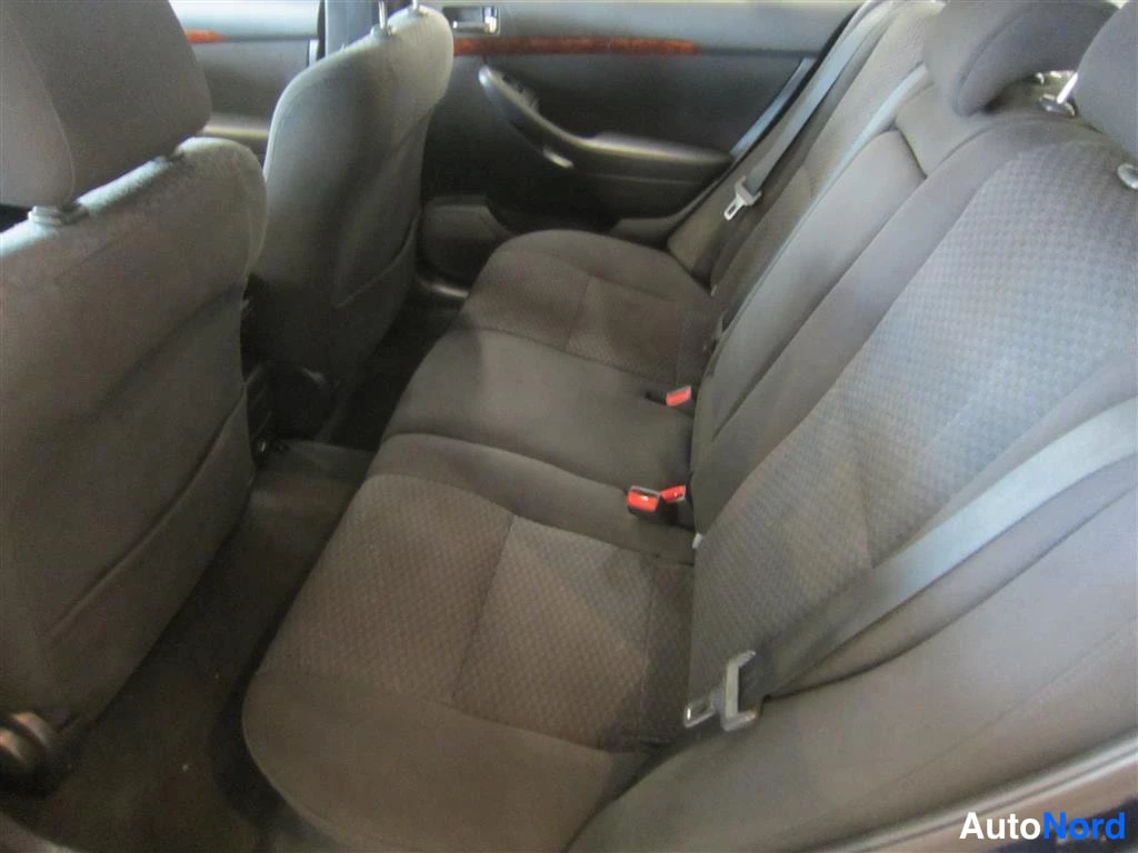 Sininen Toyota Avensis 2005, takaistuimet, kuva 13