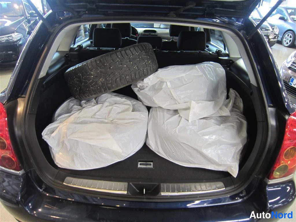 Sininen Toyota Avensis 2005, tavaratila, kuva 15