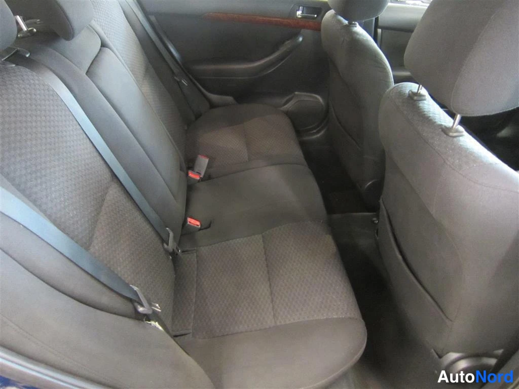 Sininen Toyota Avensis 2005, takaistuimet, kuva 14
