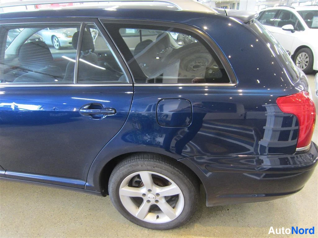 Sininen Toyota Avensis 2005, takaviisto, kuva 6