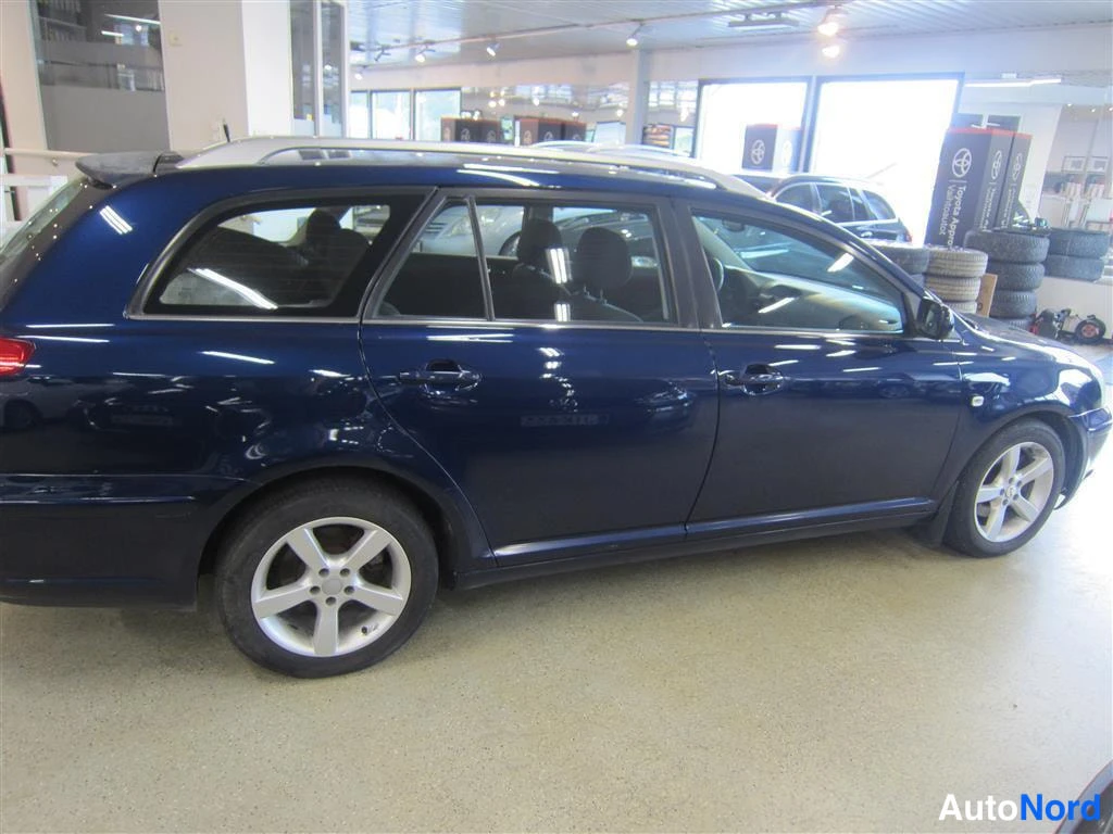 Sininen Toyota Avensis 2005, sivulta, kuva 5