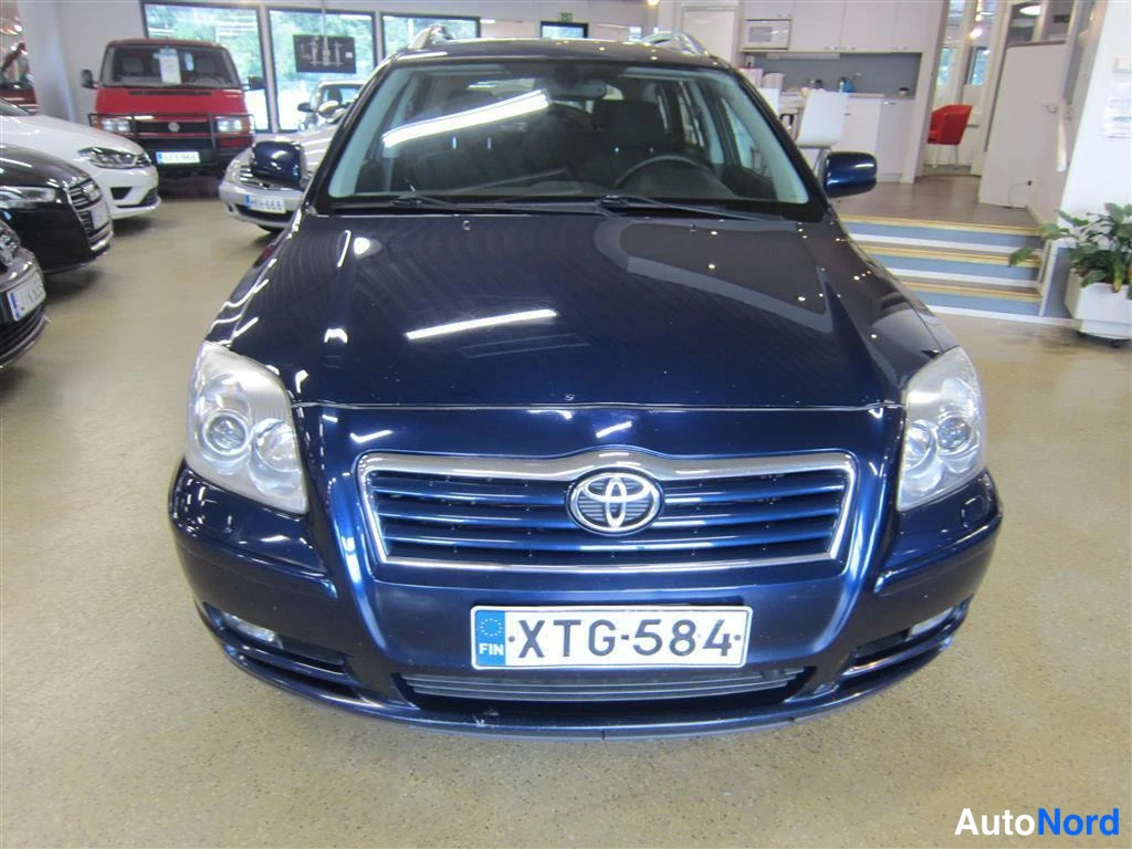 Sininen Toyota Avensis 2005, edestä, kuva 3