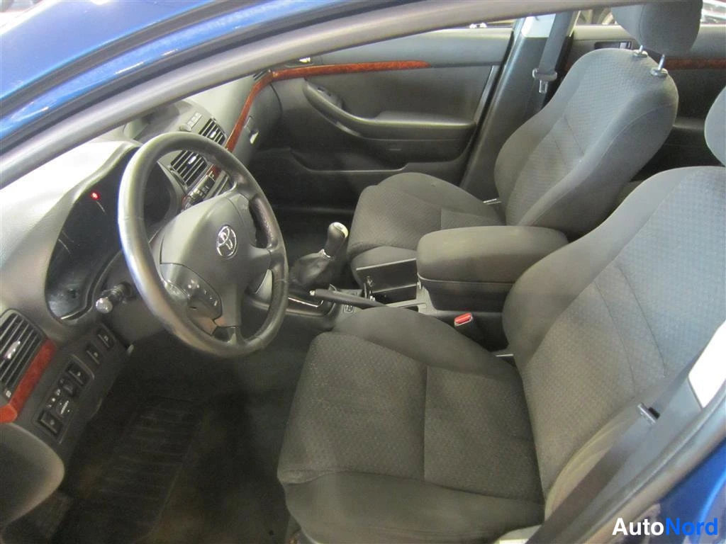 Sininen Toyota Avensis 2005, ohjaamo, kuva 9