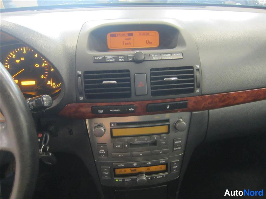 Sininen Toyota Avensis 2005, ohjaamo, kuva 10