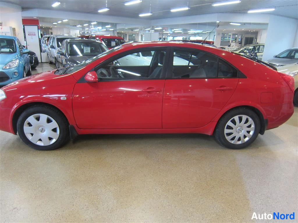 Punainen Nissan Primera 2005, sivulta, kuva 3