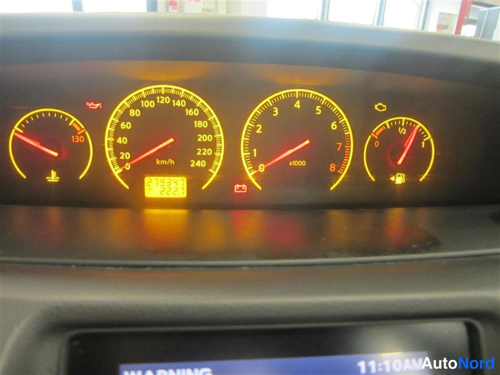 Punainen Nissan Primera 2005, yksityiskohta, kuva 17