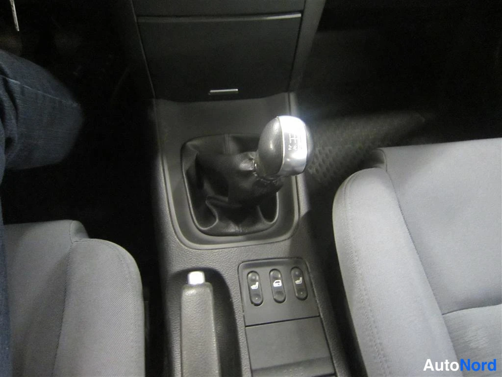 Punainen Nissan Primera 2005, yksityiskohta, kuva 18