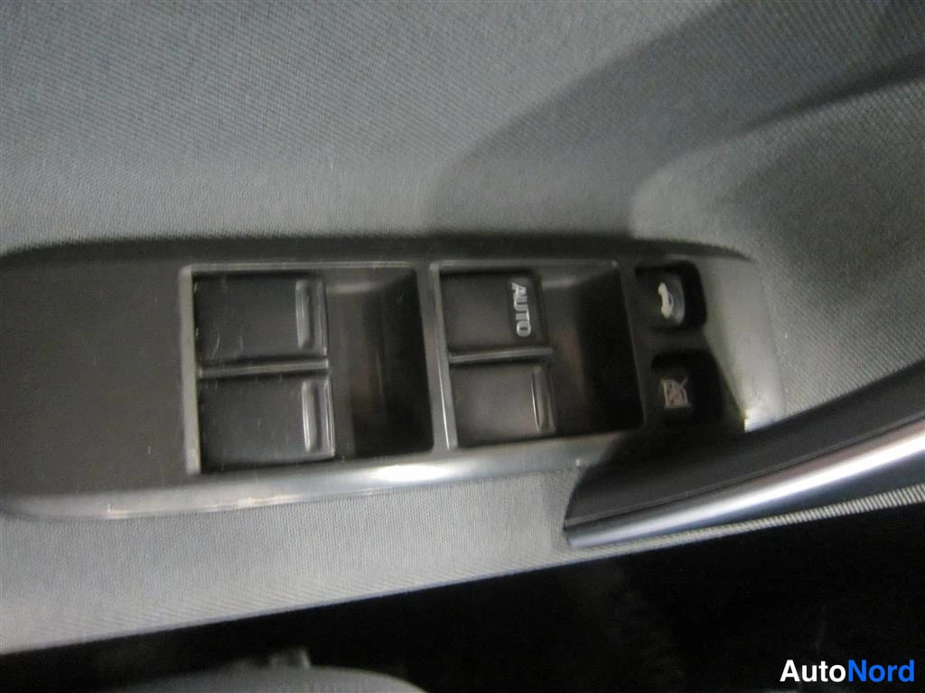 Punainen Nissan Primera 2005, yksityiskohta, kuva 19