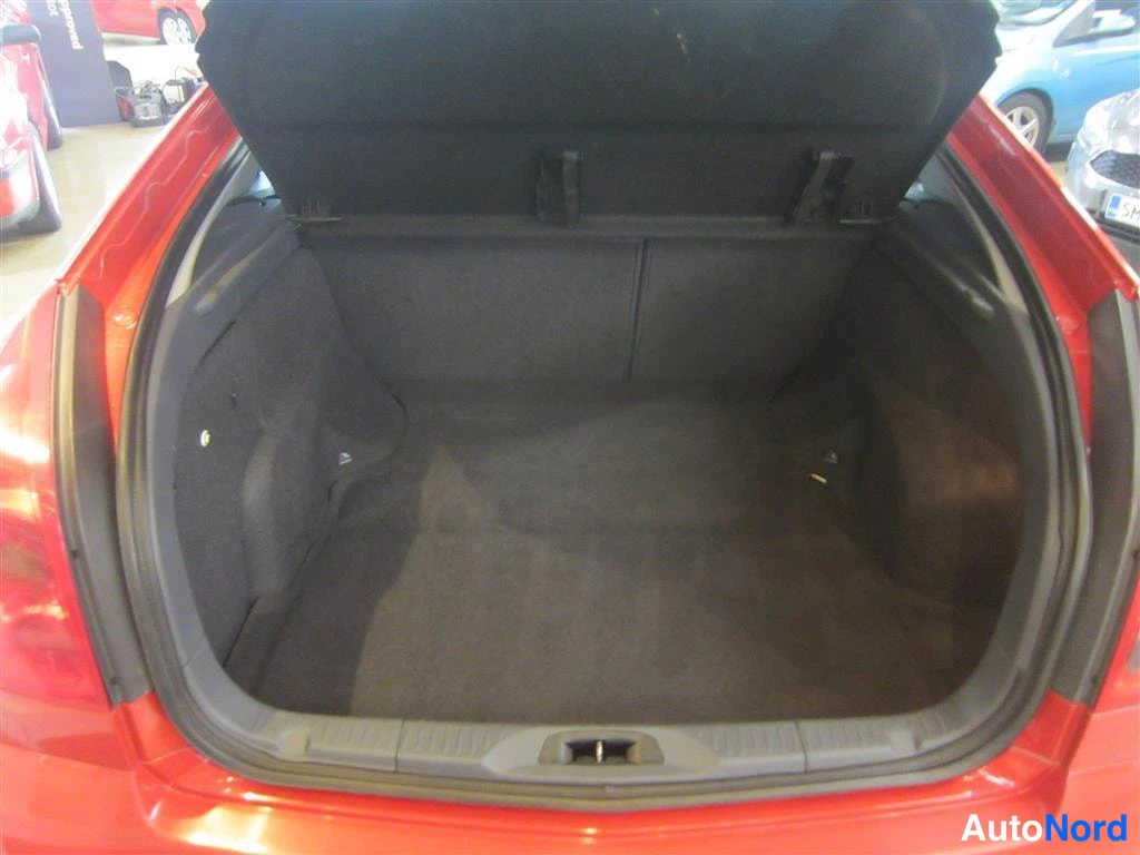 Punainen Nissan Primera 2005, tavaratila, kuva 14