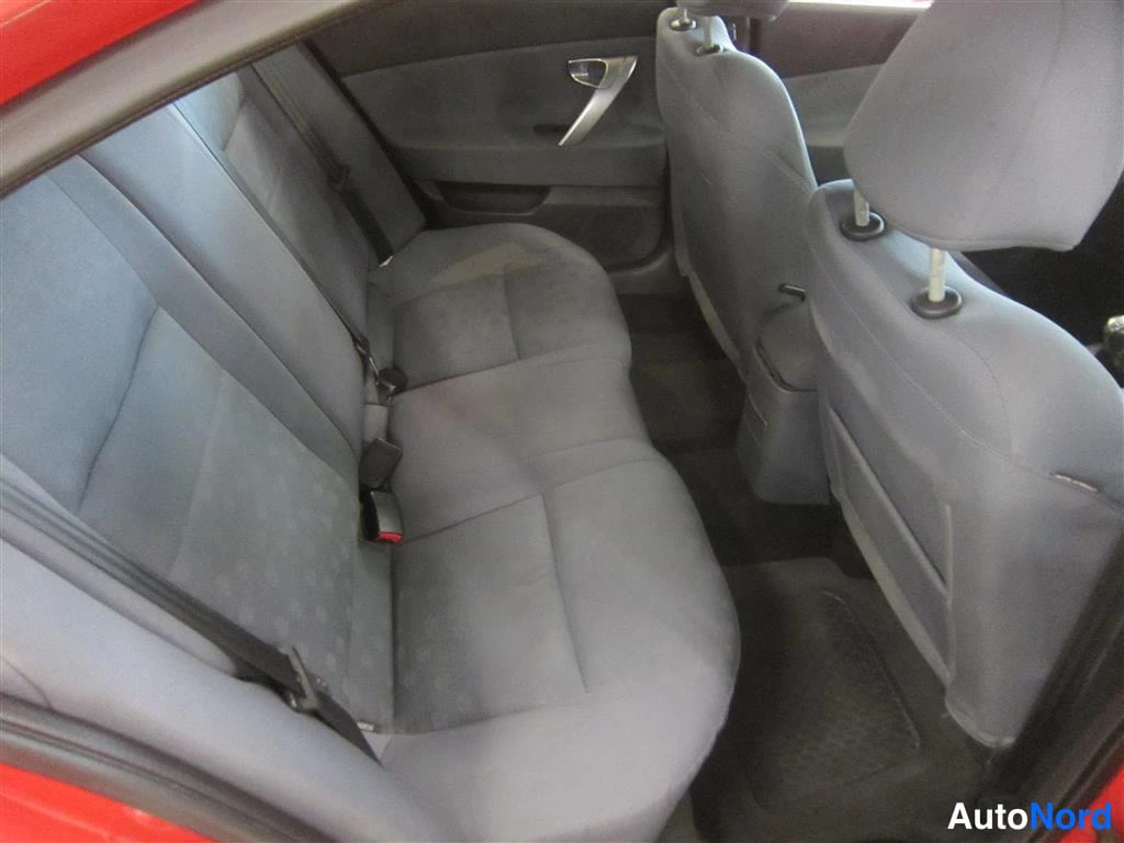 Punainen Nissan Primera 2005, takaistuimet, kuva 13