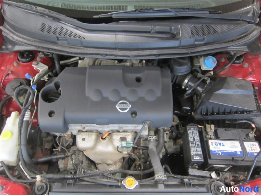 Punainen Nissan Primera 2005, moottoritila, kuva 15