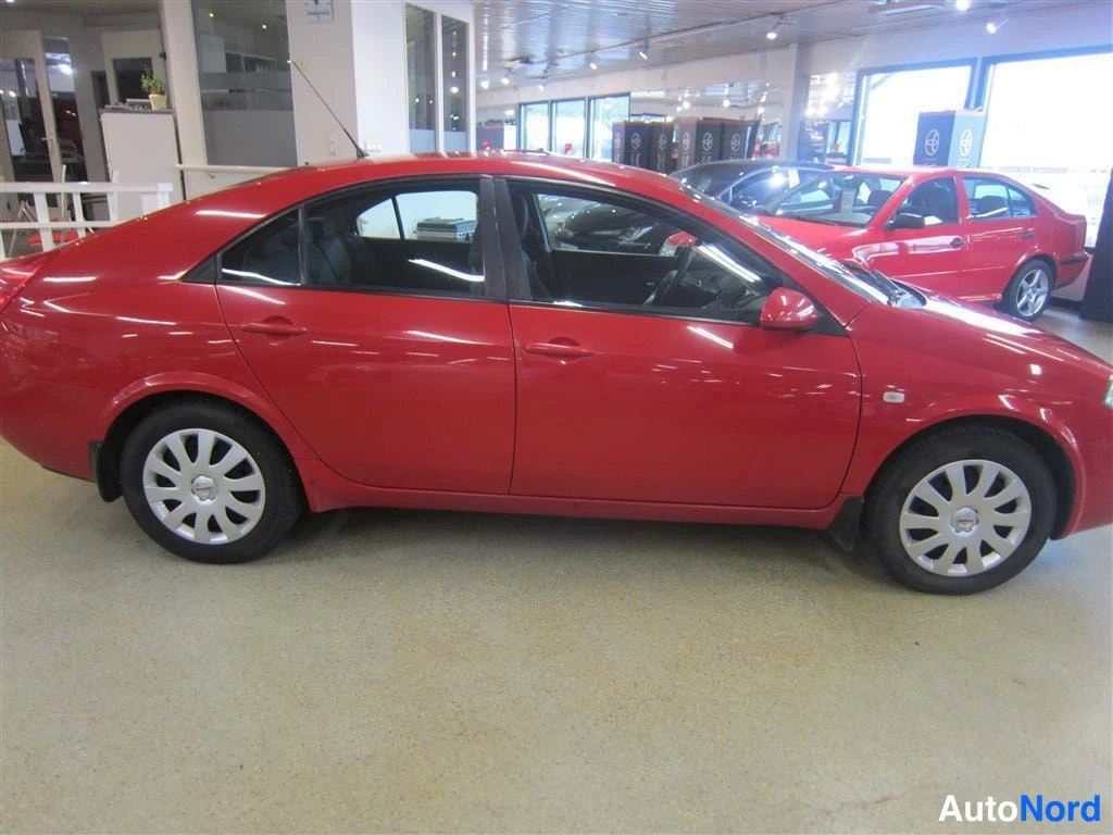Punainen Nissan Primera 2005, sivulta, kuva 4