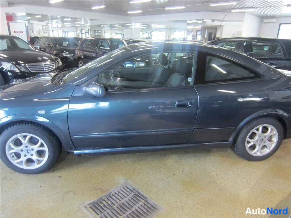 Vihreä Opel Astra 2000, sivulta, kuva 3