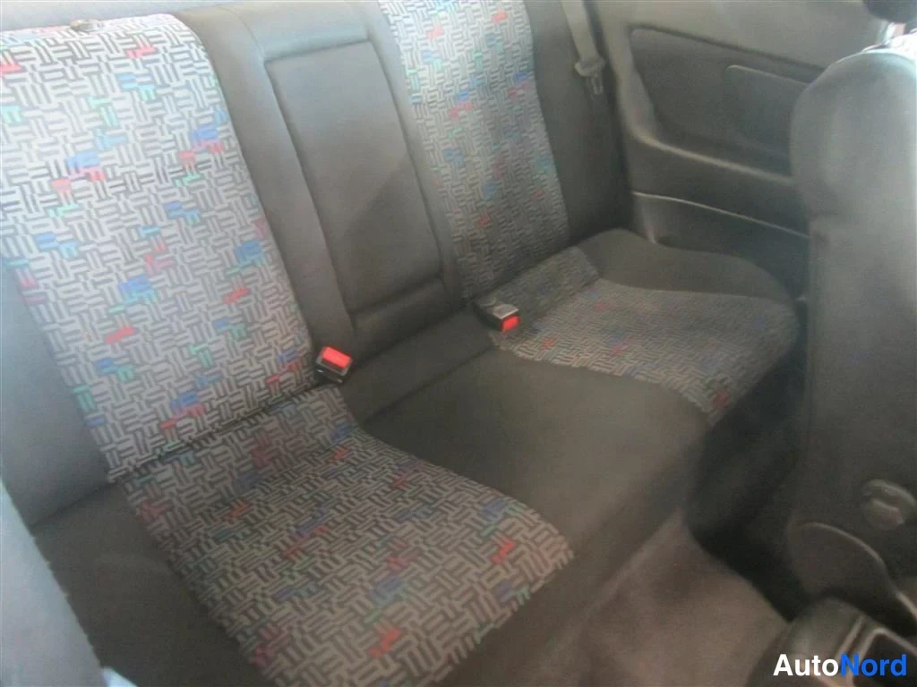 Vihreä Opel Astra 2000, takaistuimet, kuva 12