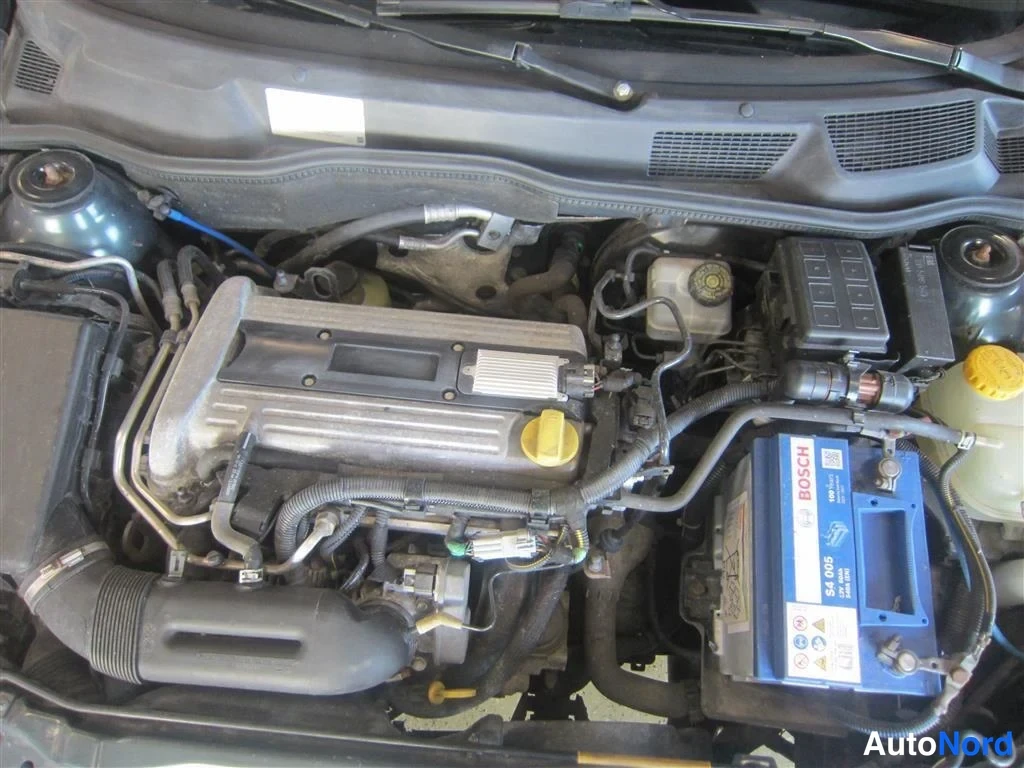 Vihreä Opel Astra 2000, moottoritila, kuva 14