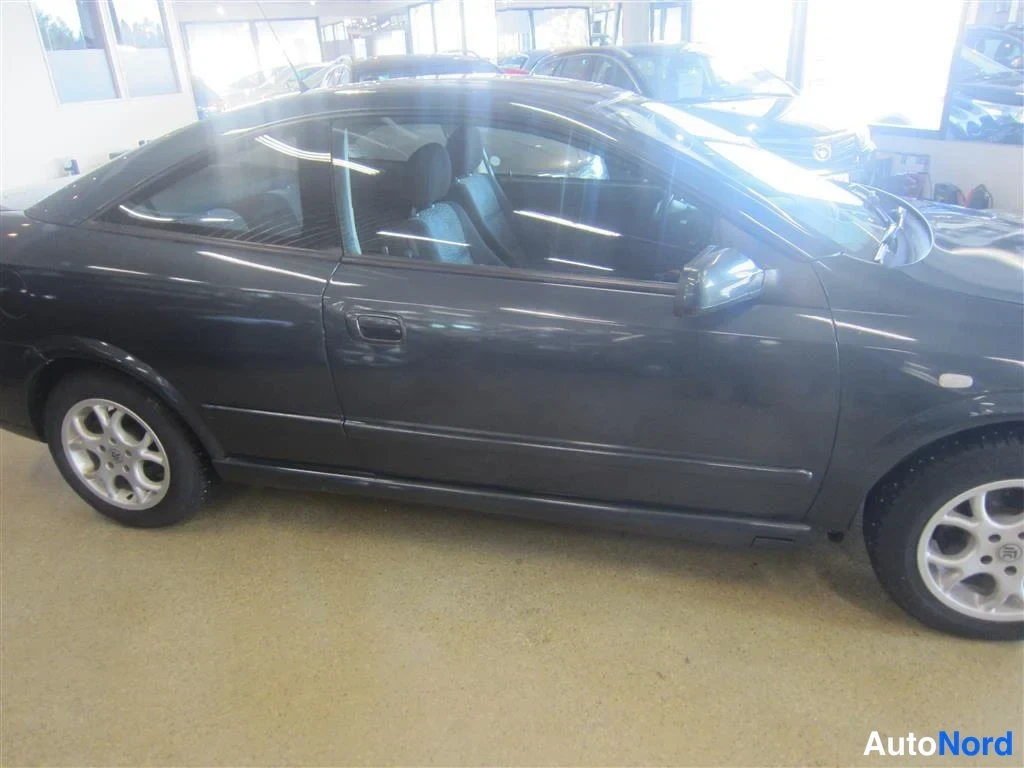 Vihreä Opel Astra 2000, sivulta, kuva 4