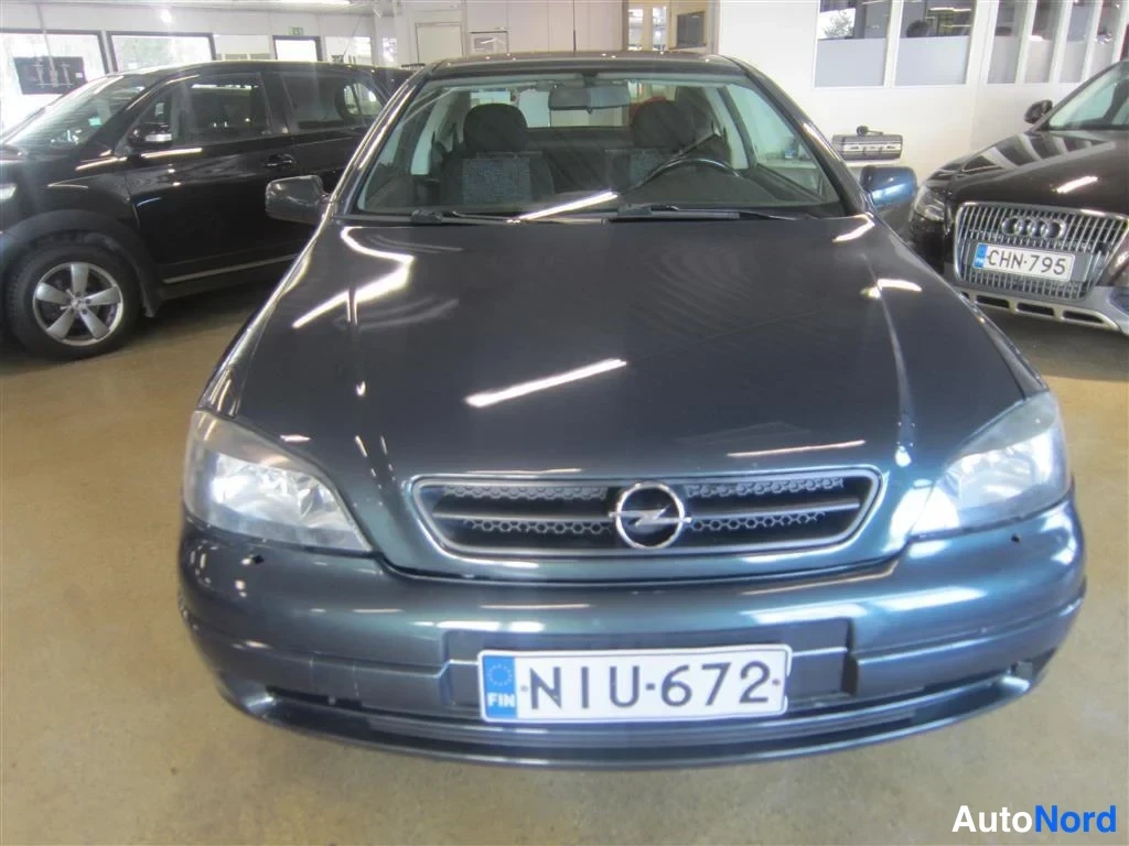 Vihreä Opel Astra 2000, edestä, kuva 2