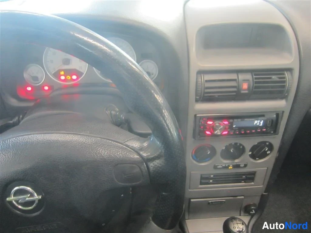 Vihreä Opel Astra 2000, ohjaamo, kuva 8