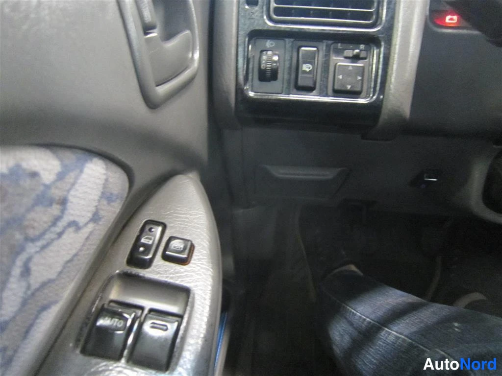 Punainen Toyota Avensis 1998, kuva 18