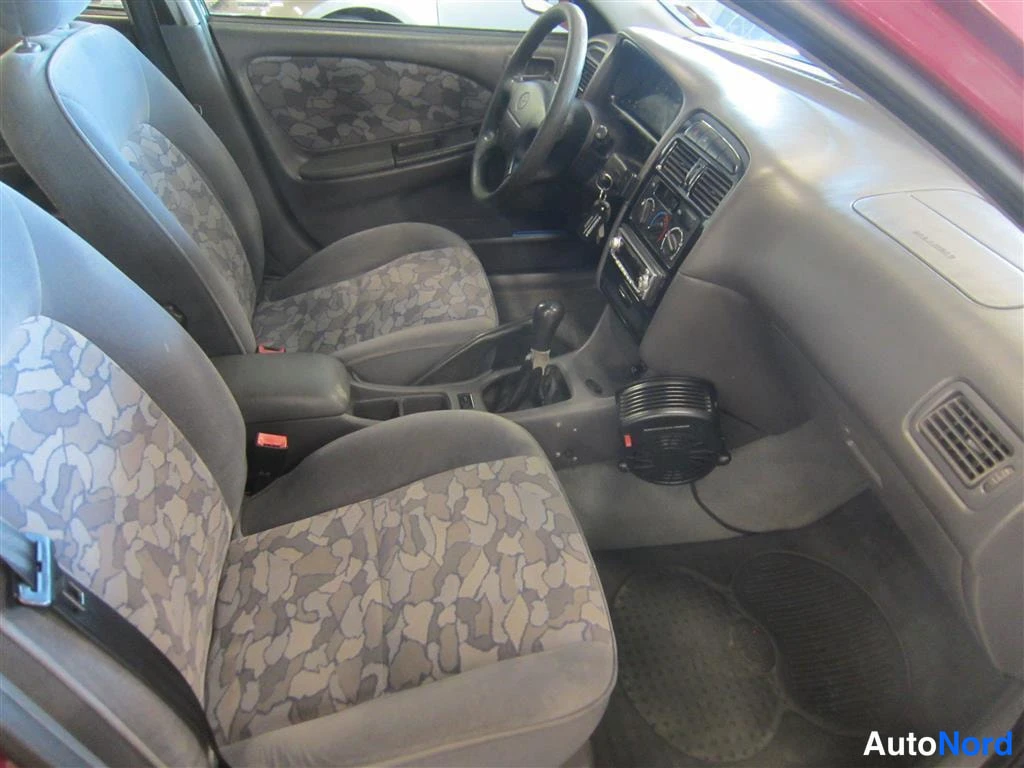 Punainen Toyota Avensis 1998, ohjaamo, kuva 10