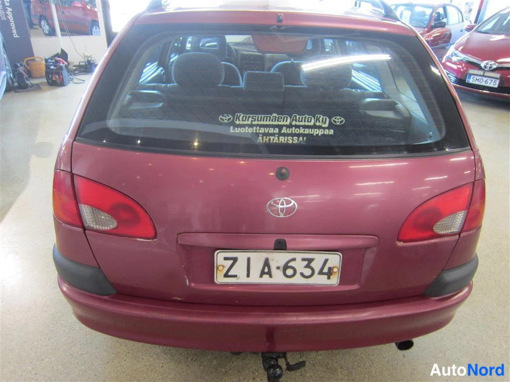 Punainen Toyota Avensis 1998, takaa, kuva 8