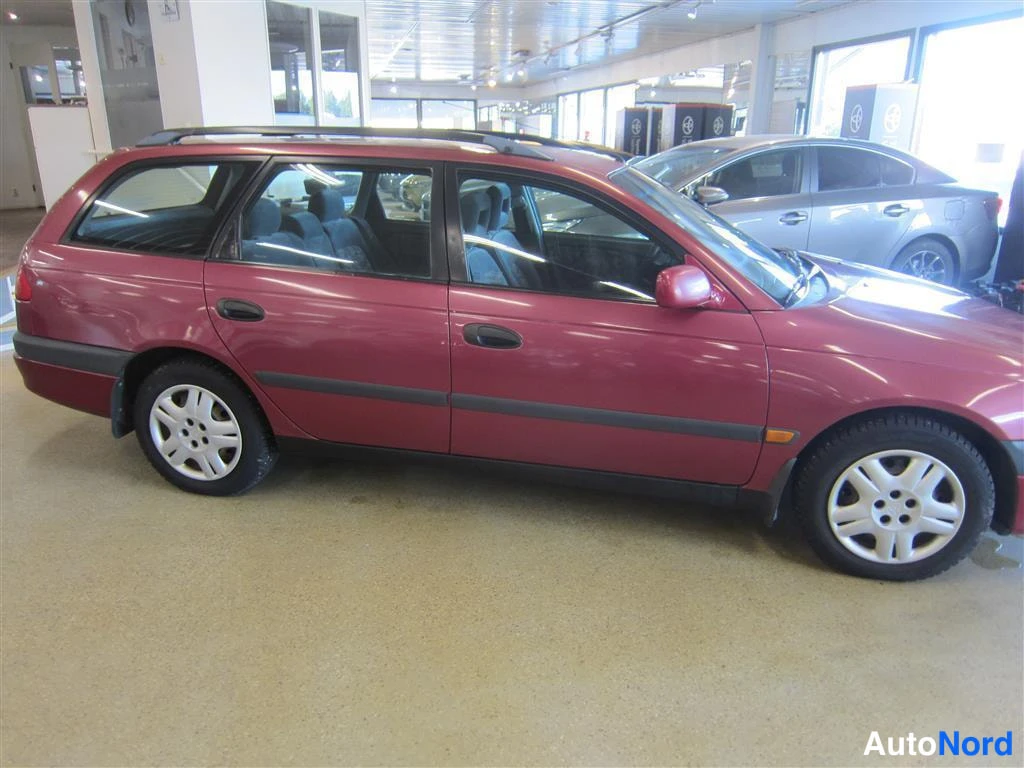 Punainen Toyota Avensis 1998, sivulta, kuva 5