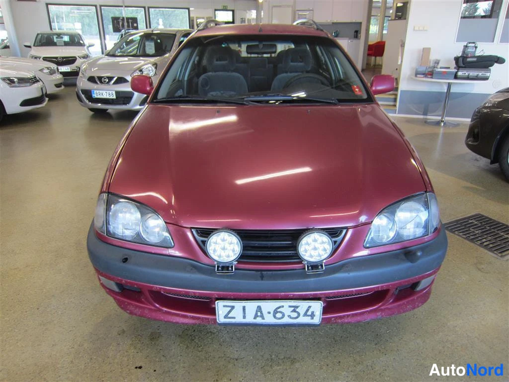 Punainen Toyota Avensis 1998, edestä, kuva 3
