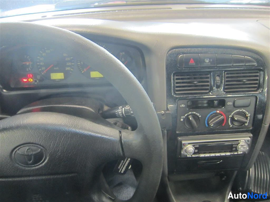 Punainen Toyota Avensis 1998, ohjaamo, kuva 9
