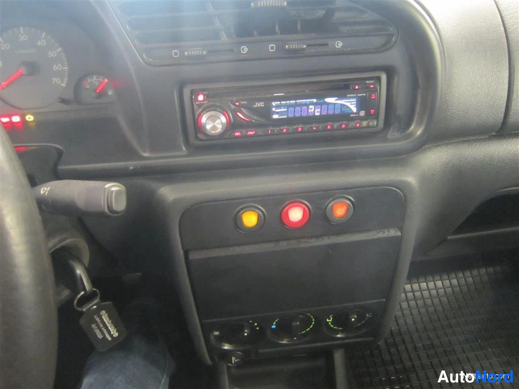 Valkoinen Peugeot Partner 2002, yksityiskohta, kuva 17