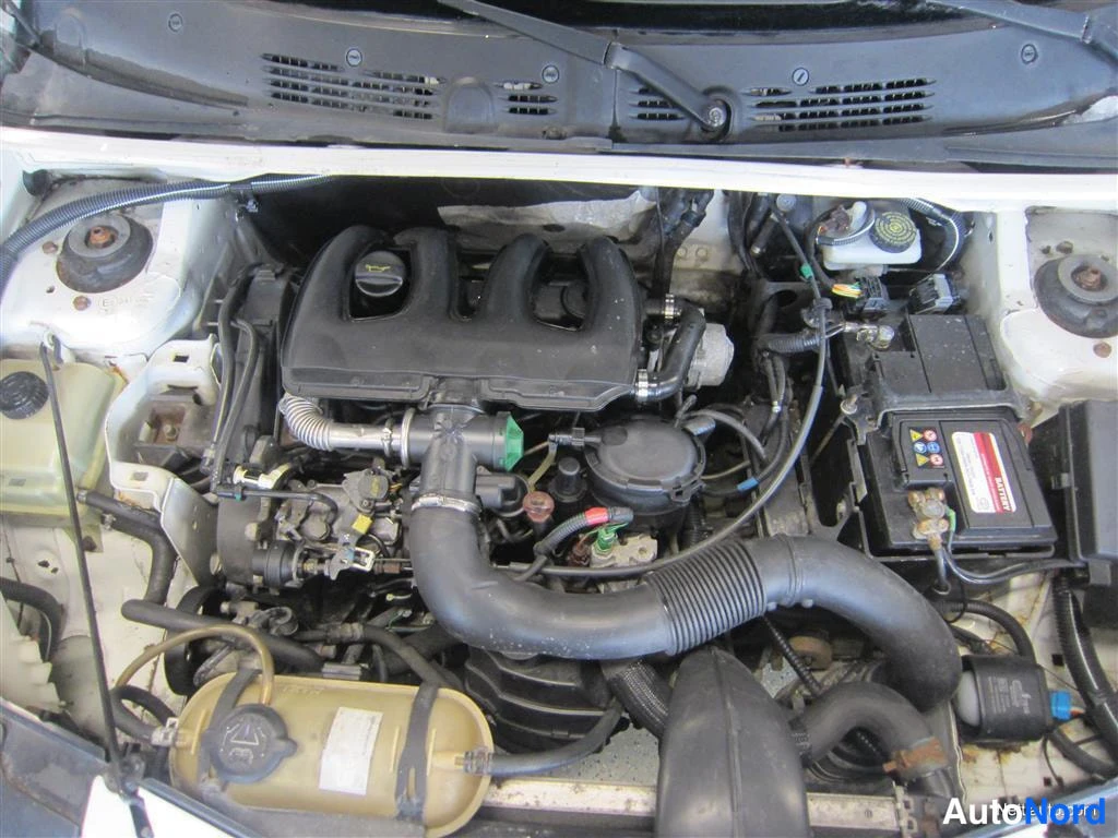 Valkoinen Peugeot Partner 2002, moottoritila, kuva 15