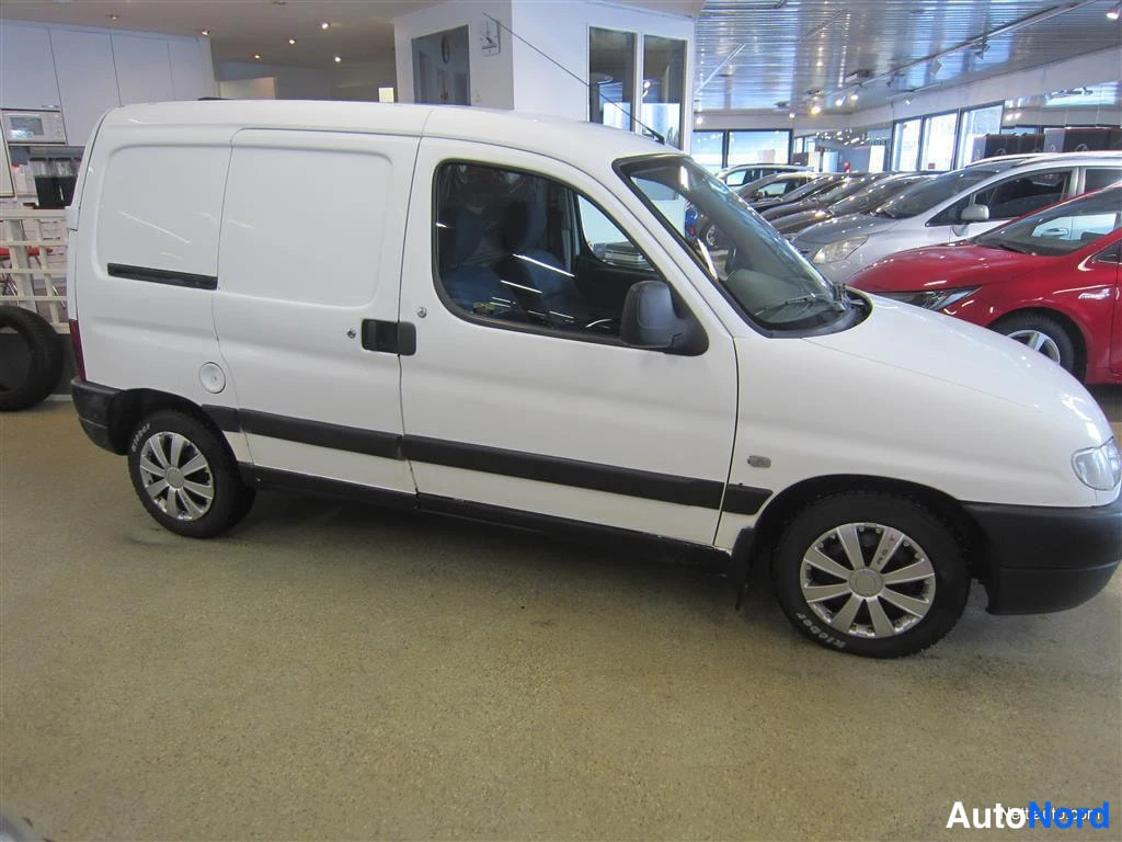 Valkoinen Peugeot Partner 2002, etuviisto, keula oikealle, kuva 3