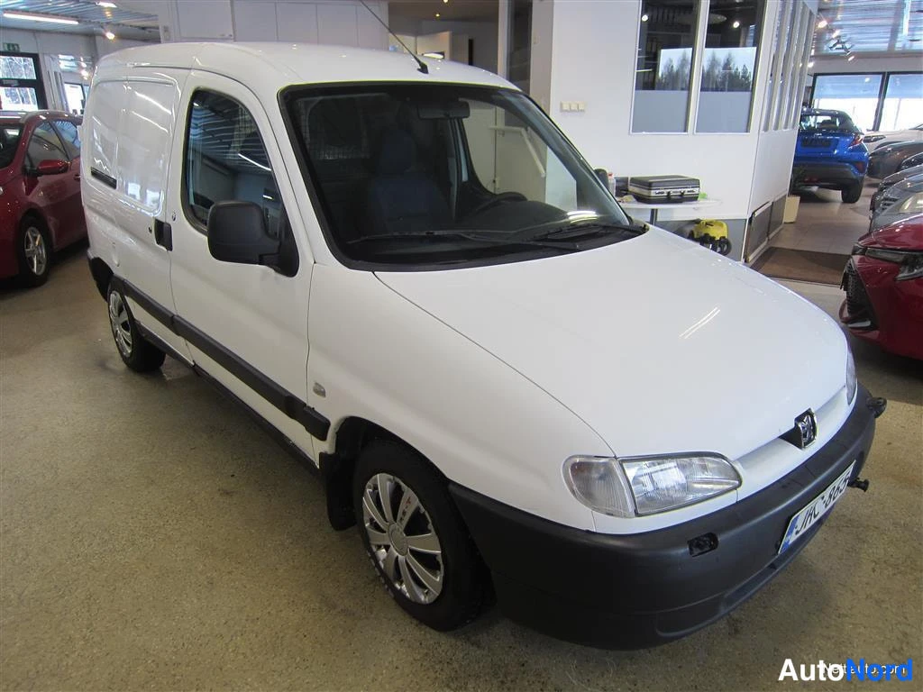 Valkoinen Peugeot Partner 2002, etuviisto, keula oikealle, kuva 4