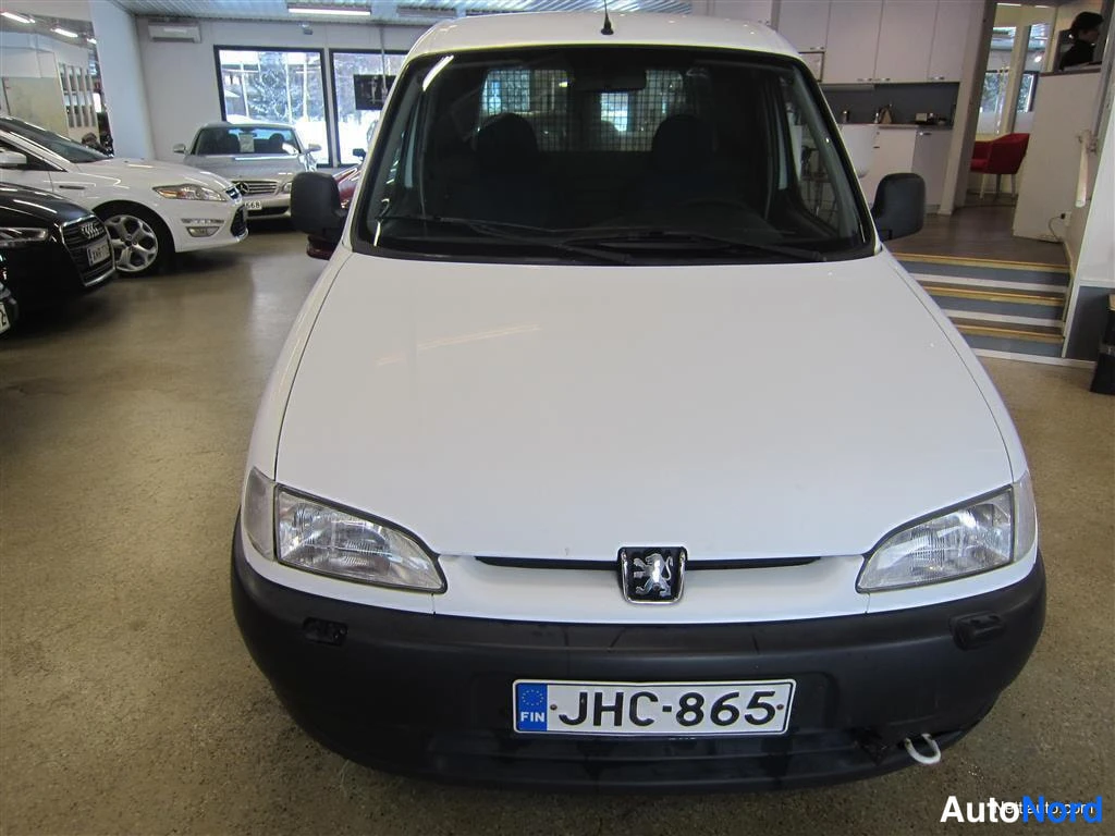 Valkoinen Peugeot Partner 2002, edestä, kuva 5