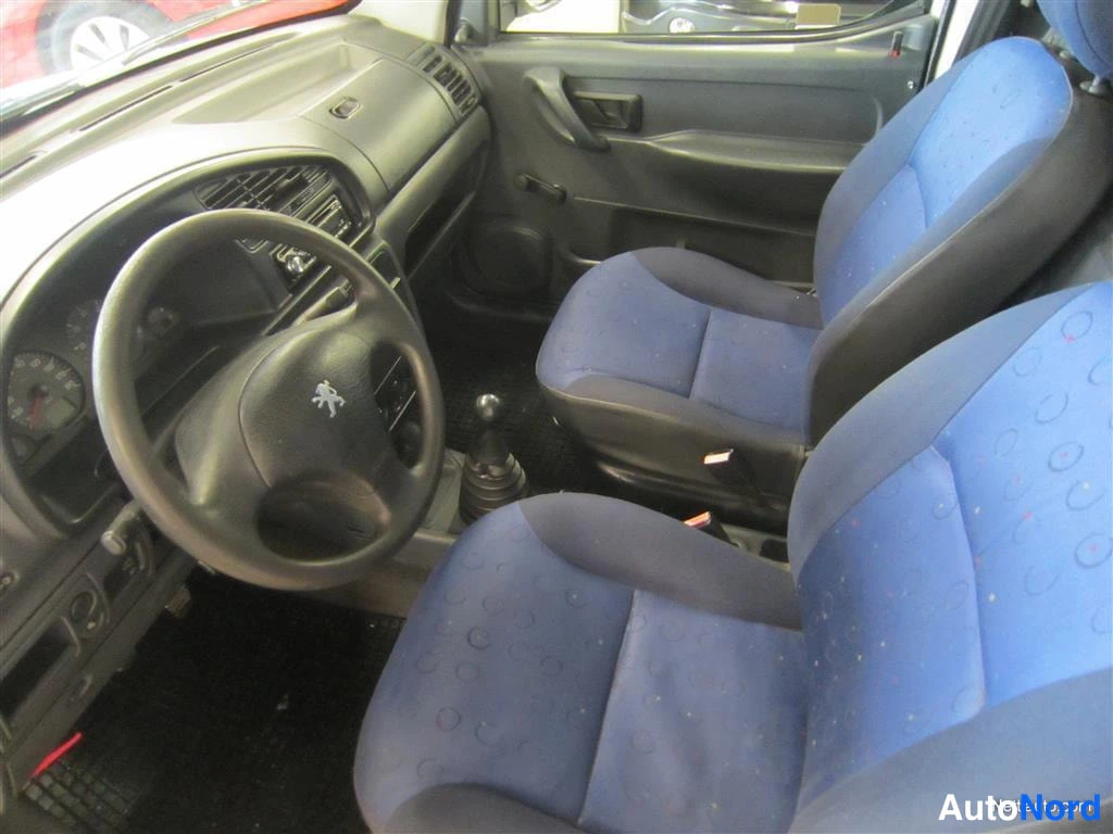 Valkoinen Peugeot Partner 2002, ohjaamo, kuva 9