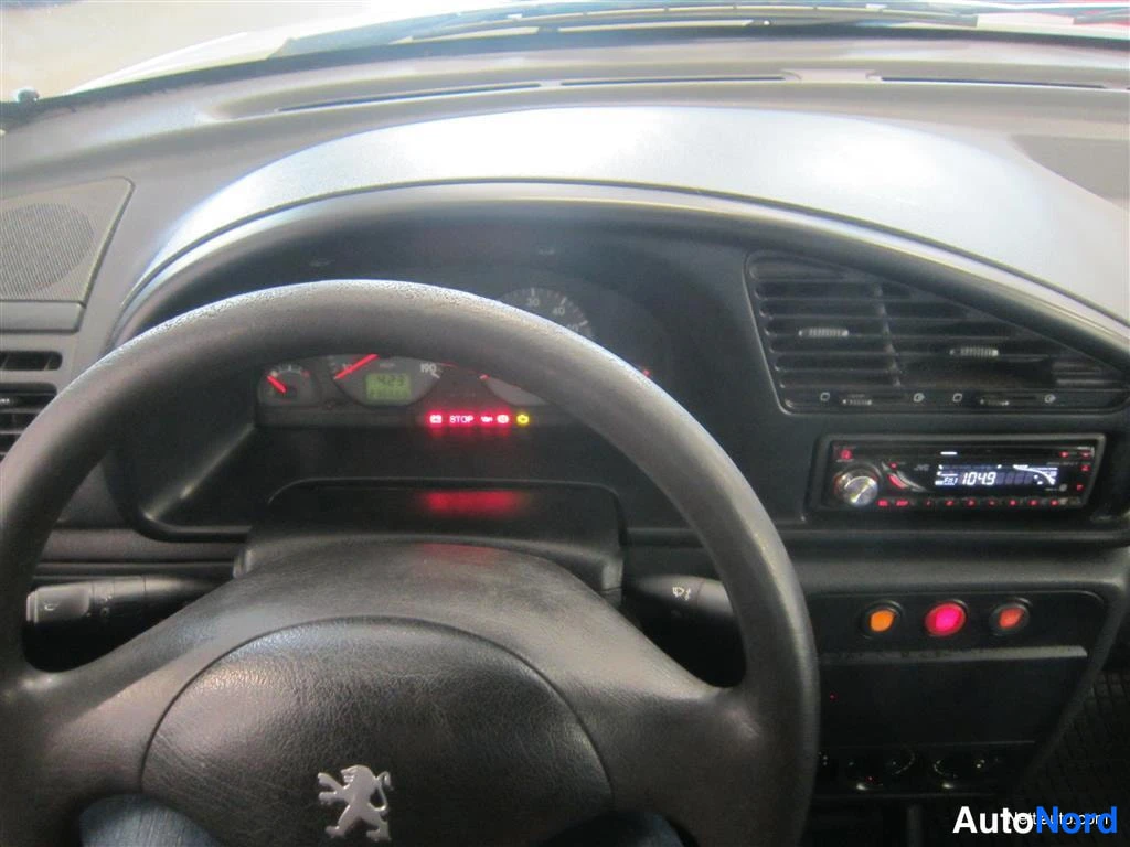 Valkoinen Peugeot Partner 2002, ohjaamo, kuva 10