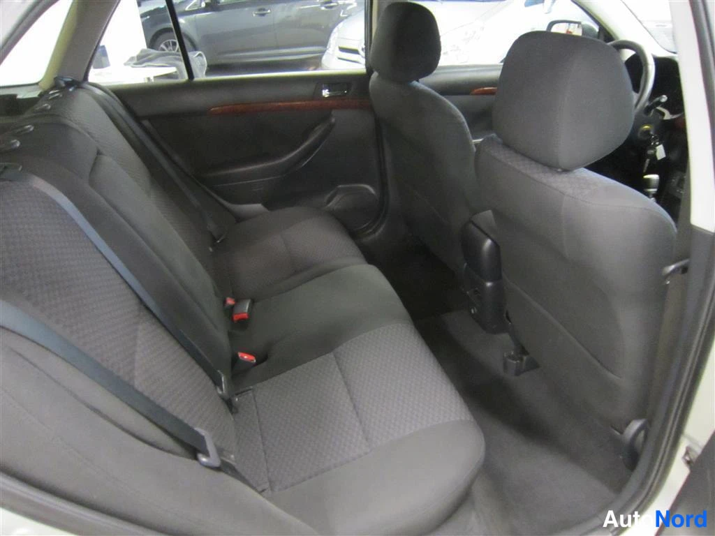 Vihreä Toyota Avensis 2006, takaistuimet, kuva 11