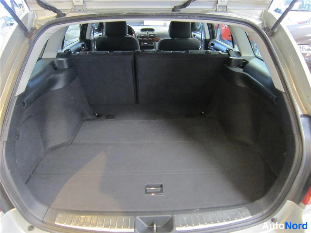 Vihreä Toyota Avensis 2006, tavaratila, kuva 12