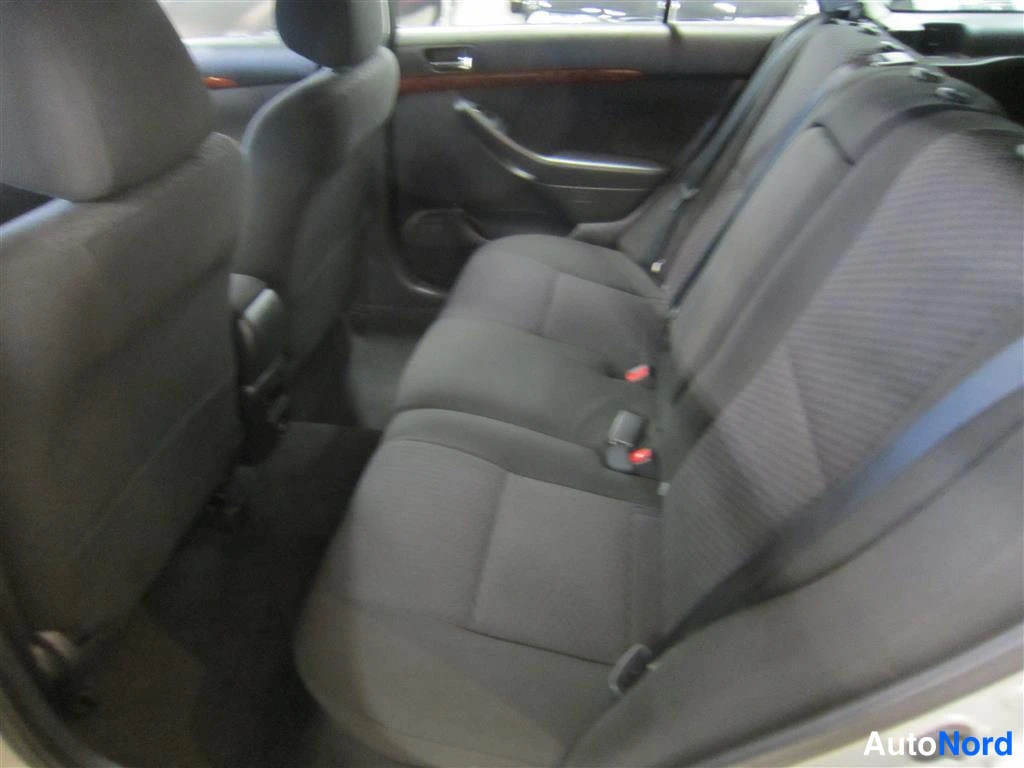 Vihreä Toyota Avensis 2006, takaistuimet, kuva 10